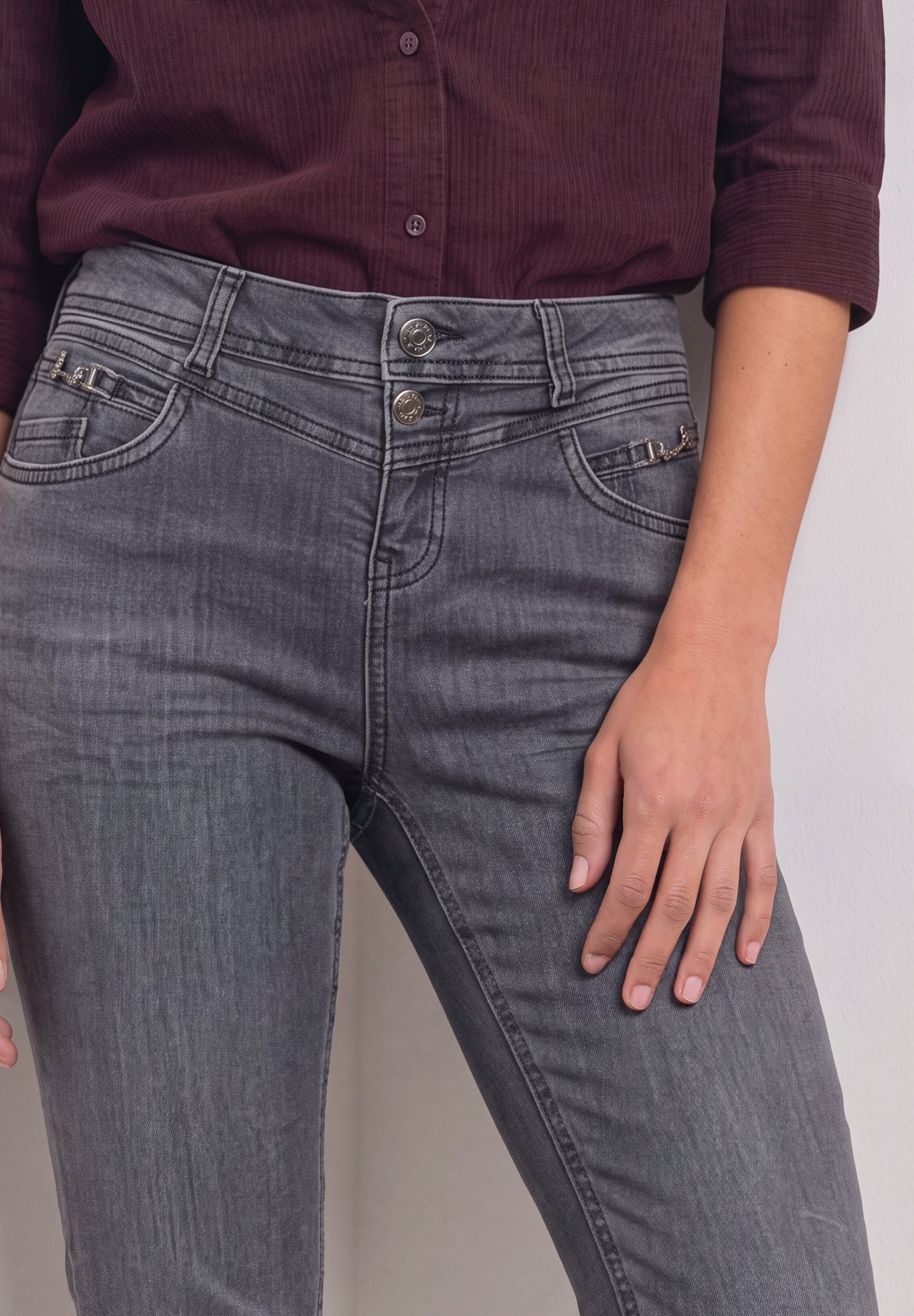 Mid Waist Slim Leg Jeans mit Dekodetail