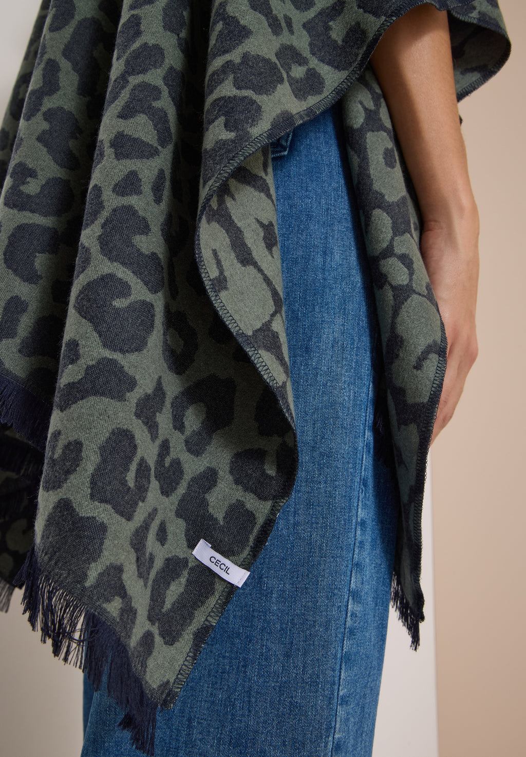 Cape mit Leo-Muster