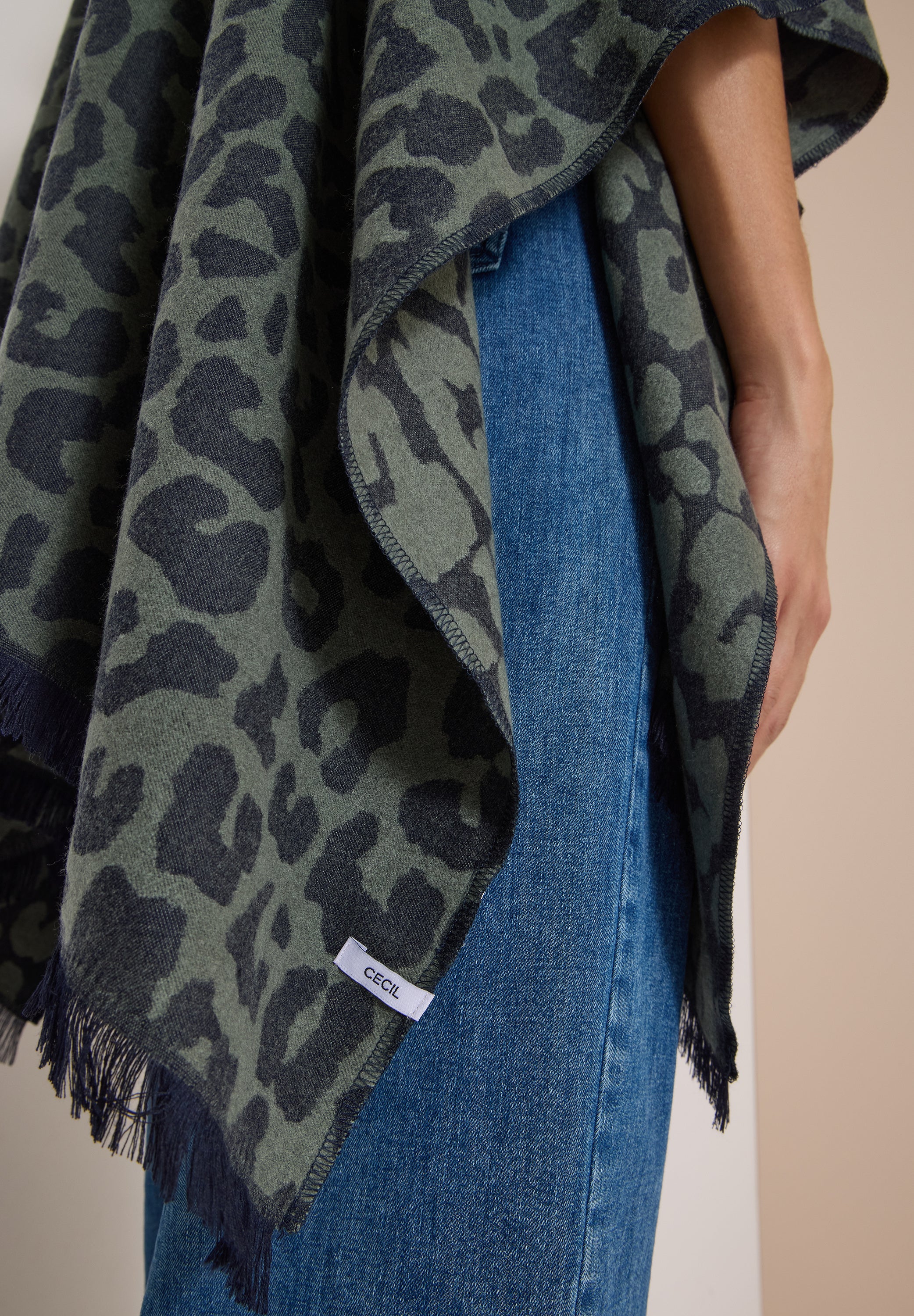 Cape mit Leo-Muster