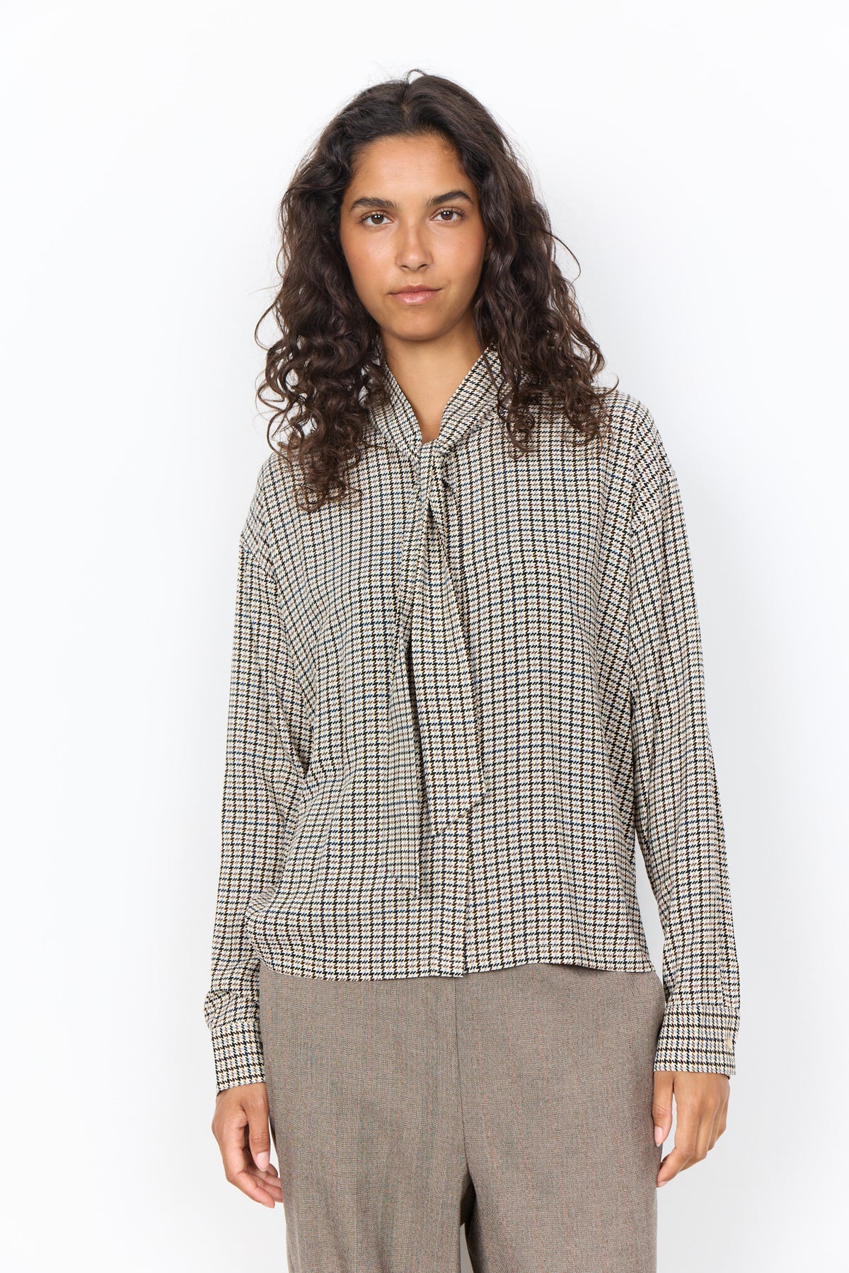 Bluse Halia mit Stehkragen und Allover-Print von Soyaconcept