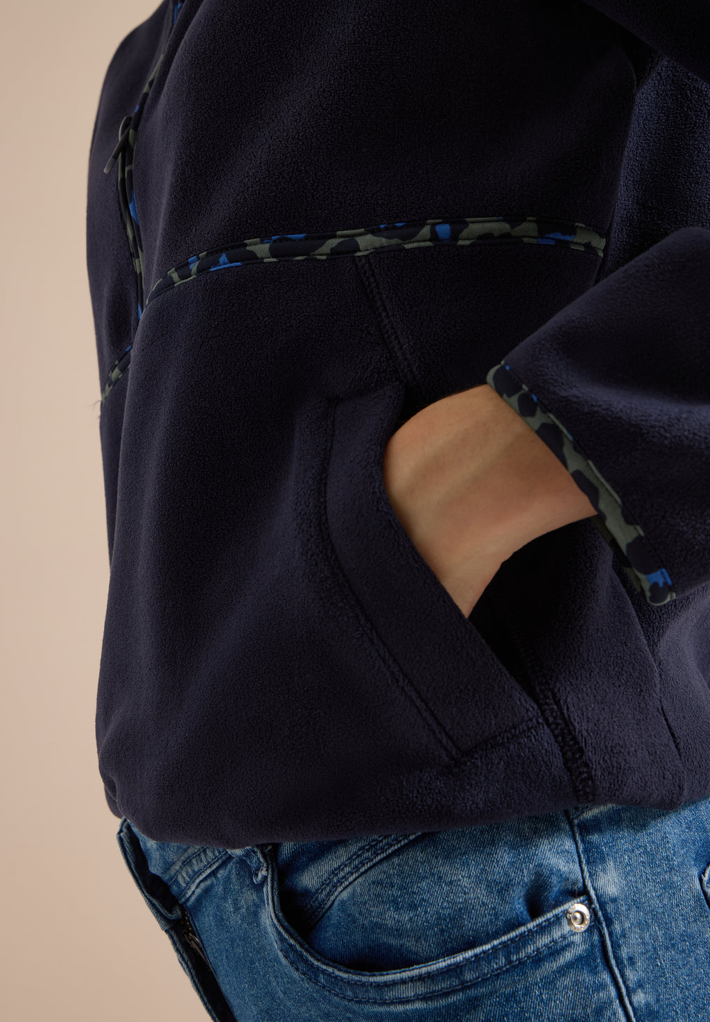 Fleece-Pullover mit Leo-Details
