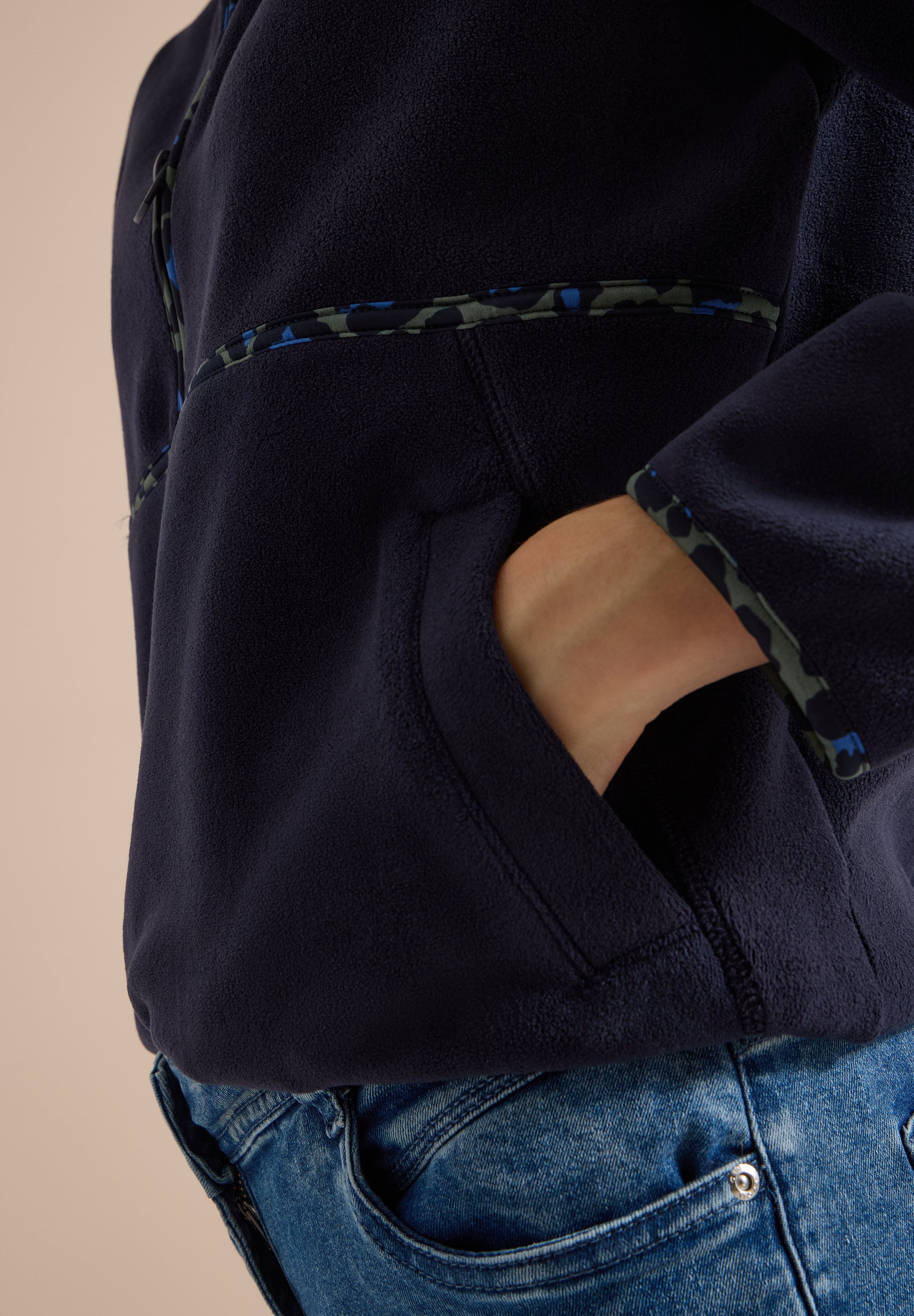 Fleece-Pullover mit Leo-Details