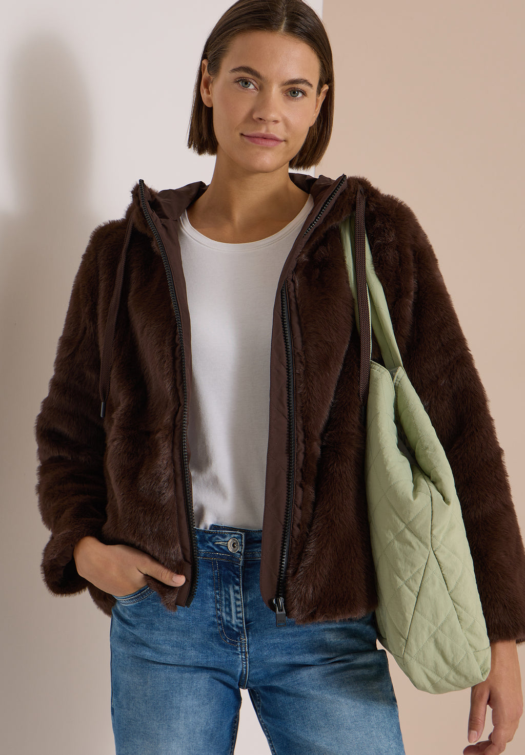 Fake Fur Jacke mit Softshelldetails