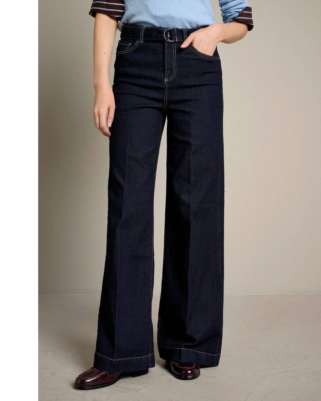 Weite Jeans mit Bindegürtel von Lolaliza