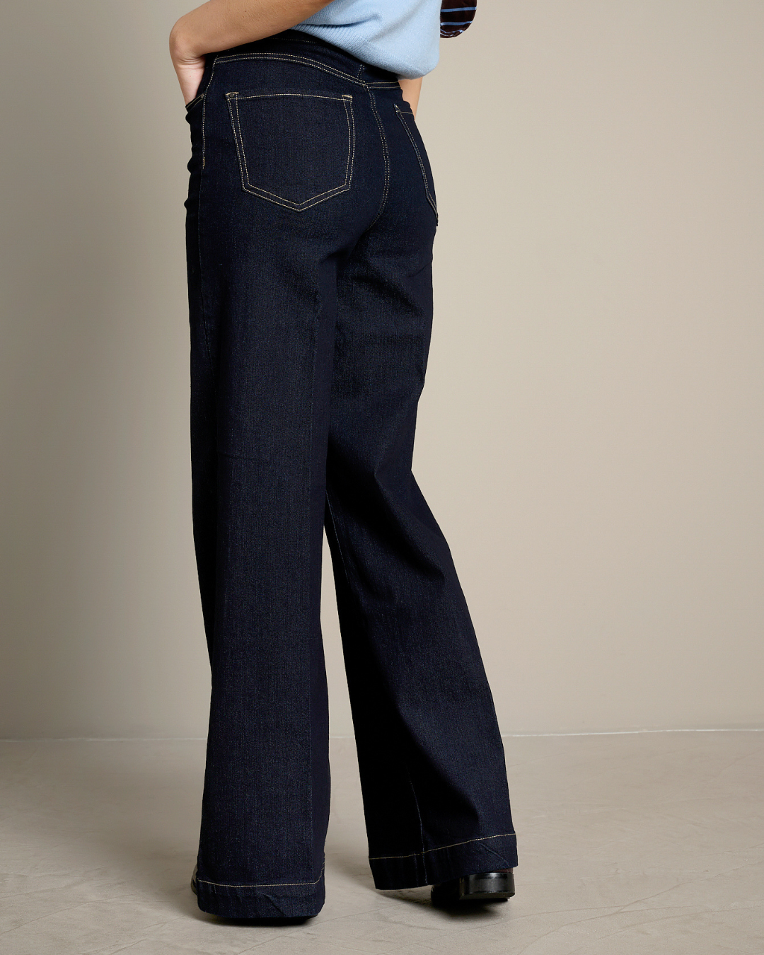 Weite Jeans mit Bindegürtel von Lolaliza