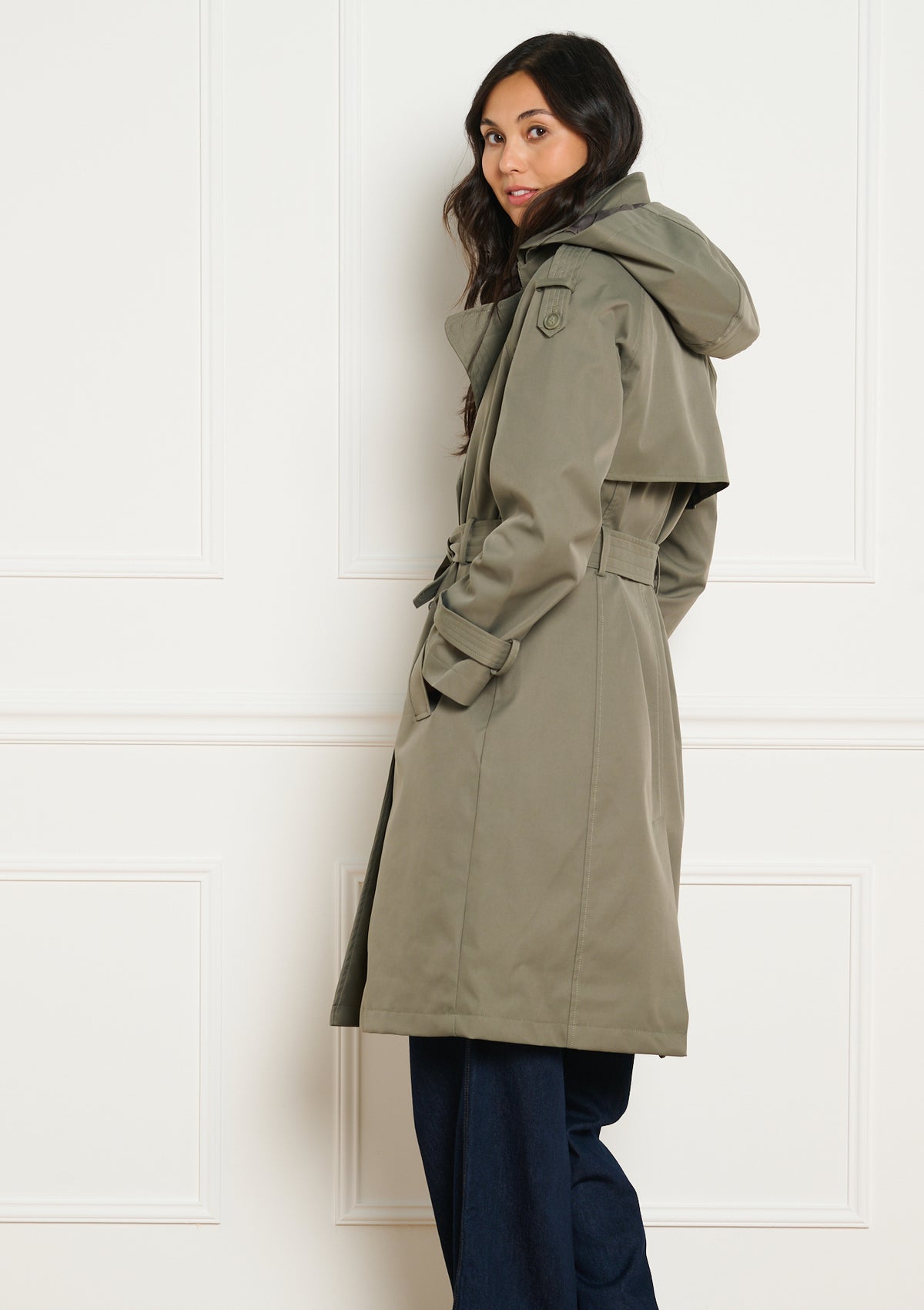 Trenchcoat mit Bindegürtel und Kapuze von Lolaliza