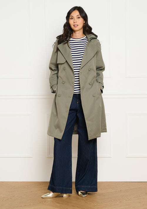 Trenchcoat mit Bindegürtel und Kapuze von Lolaliza