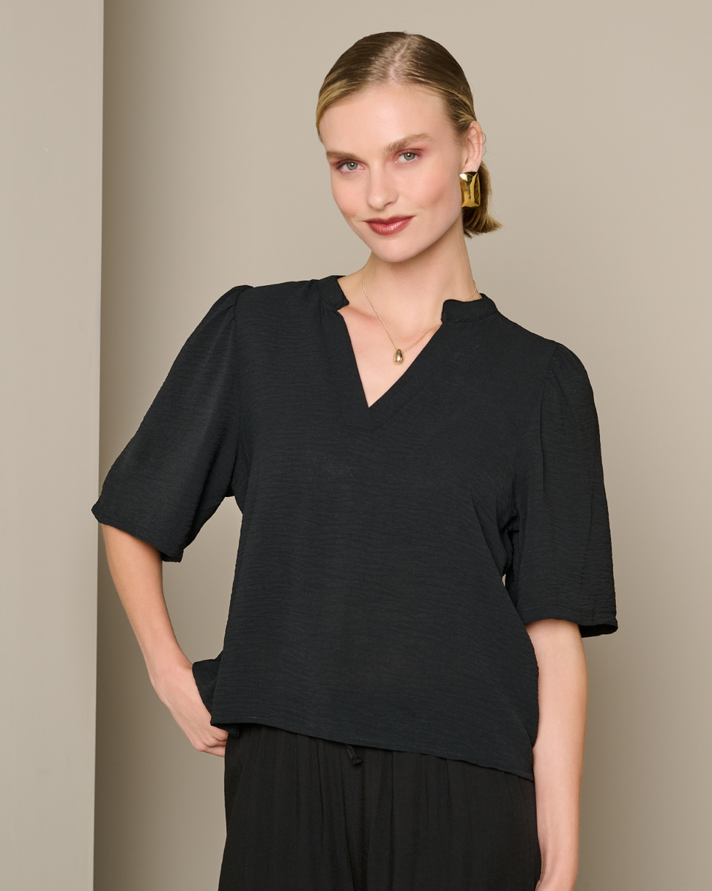 Halbarm-Bluse mit V-Ausschnitt von Lolaliza