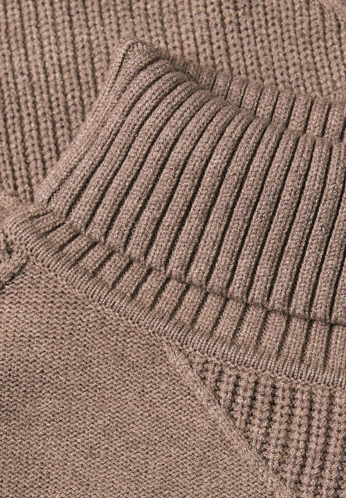 Pullover mit Rollkragen und Strukturmix