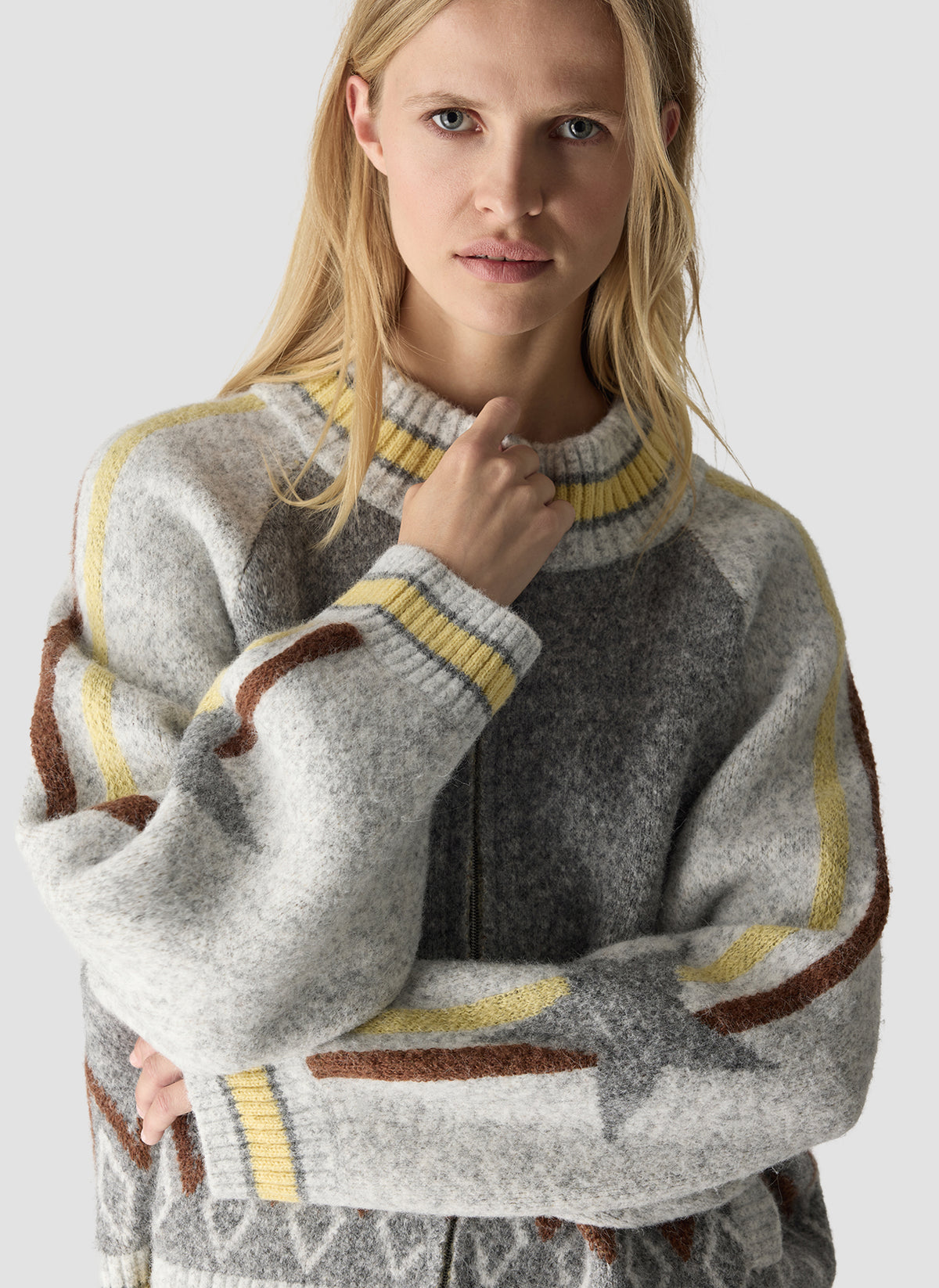 Strickpullover mit Stehkragen und Print von Lecomte