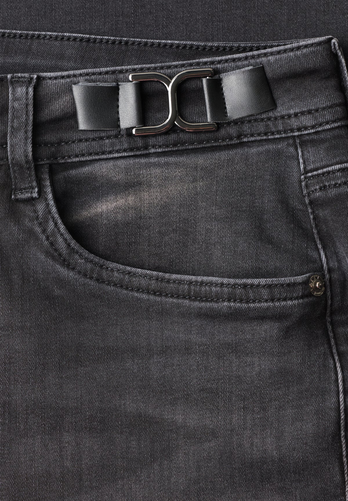 Mid Waist Wide Leg Jeans in schwarzer Waschung von Street One