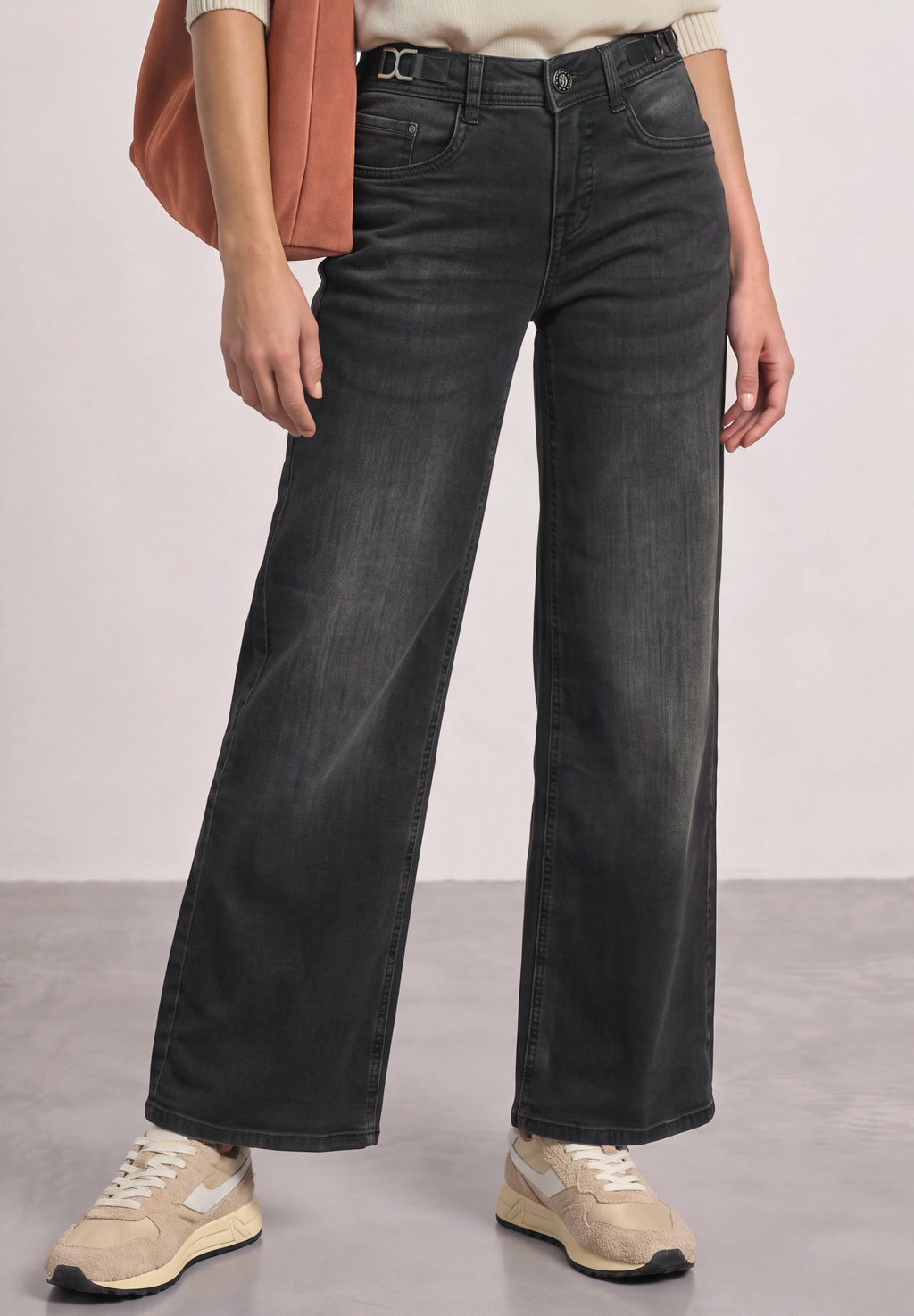 Mid Waist Wide Leg Jeans in schwarzer Waschung von Street One