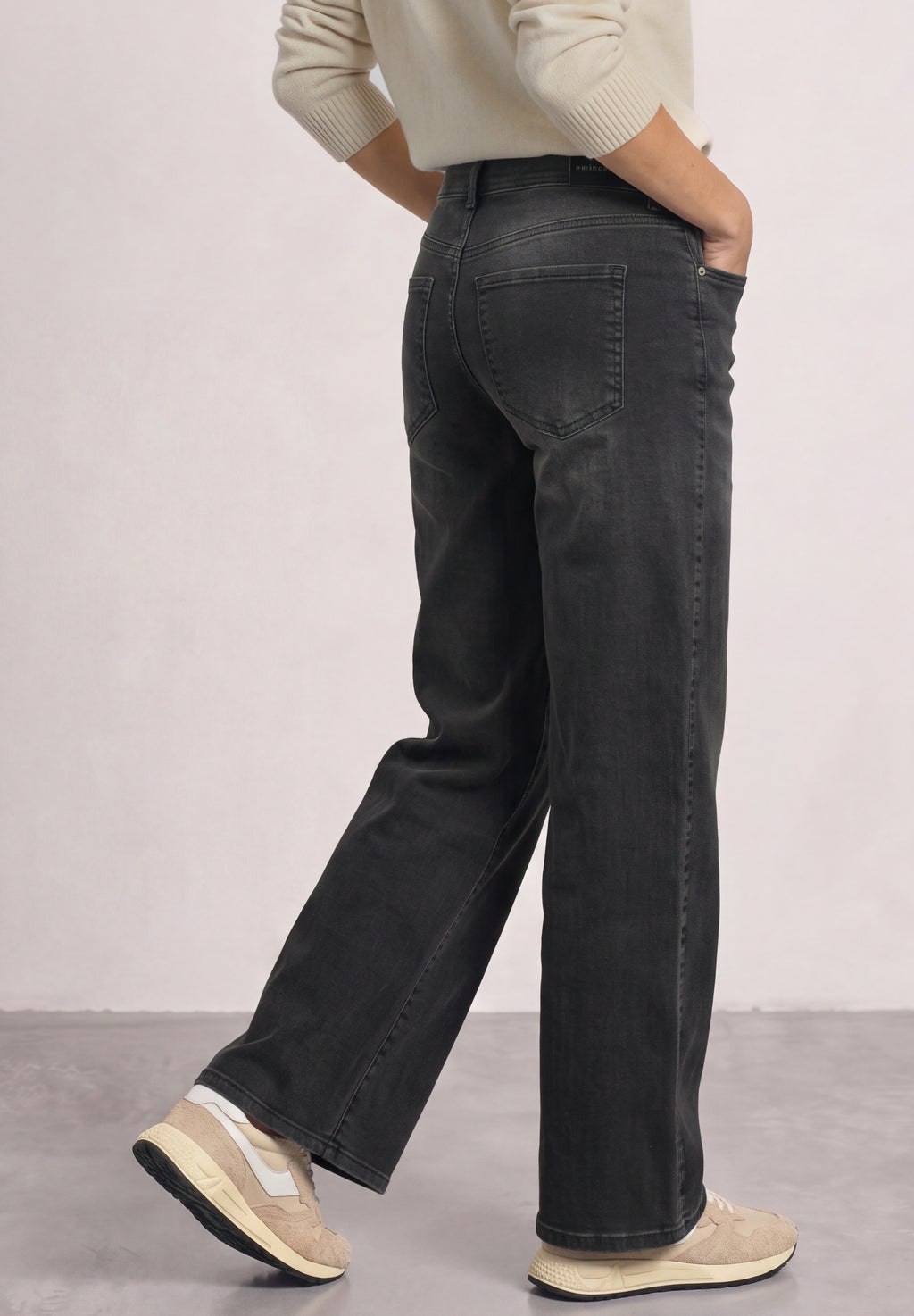 Mid Waist Wide Leg Jeans in schwarzer Waschung von Street One