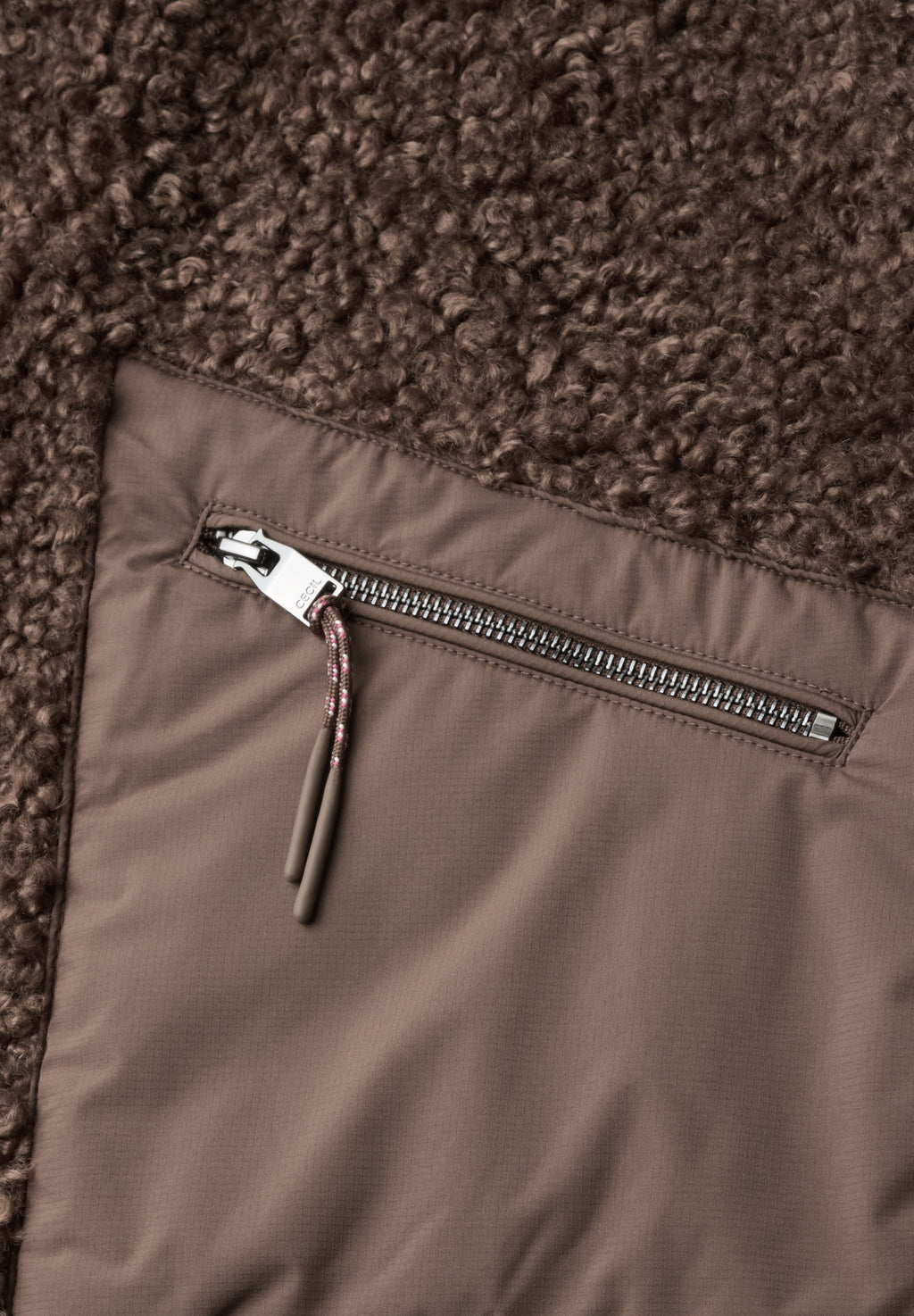 Teddy-Weste mit Softshelldetails in Braun von Cecil