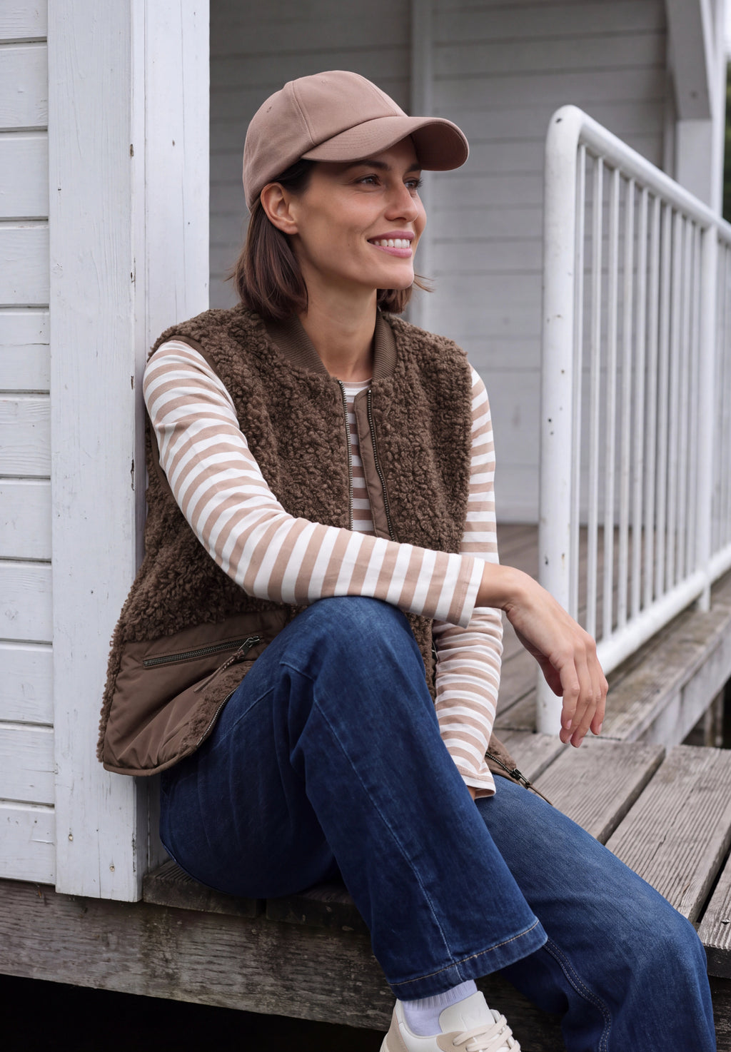 Teddy-Weste mit Softshelldetails in Braun von Cecil